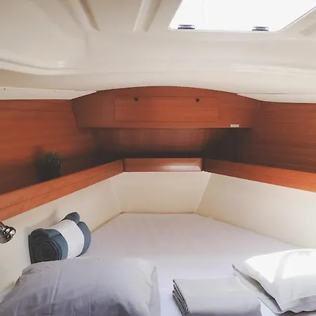 Magnificent Sailboat With Free Parking For Cars 船上ホテル *