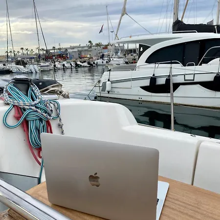 Magnificent Sailboat With Free Parking For Cars 船上ホテル *