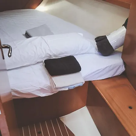 Magnificent Sailboat With Free Parking For Cars Valencia