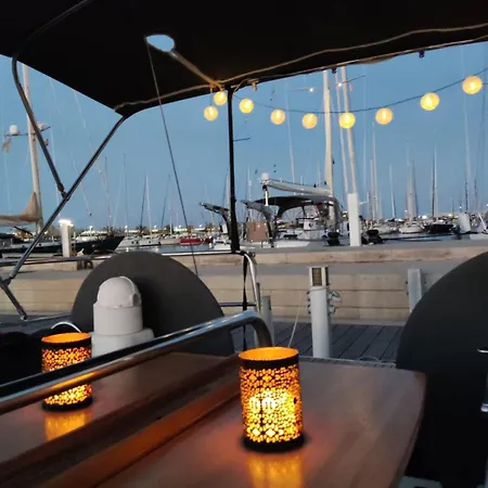 Úszó hotel Magnificent Sailboat With Free Parking For Cars Valencia