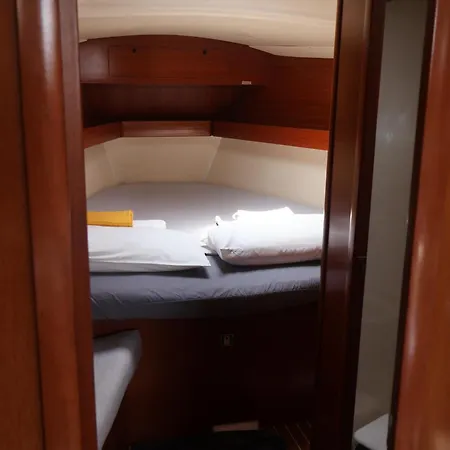 Magnificent Sailboat With Free Parking For Cars 船上ホテル